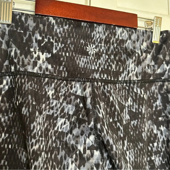 ATHLETA Chaturanga High Rise Black Gray Cobra Snake Print Leggings Small Lycra - Picture 5 of 5